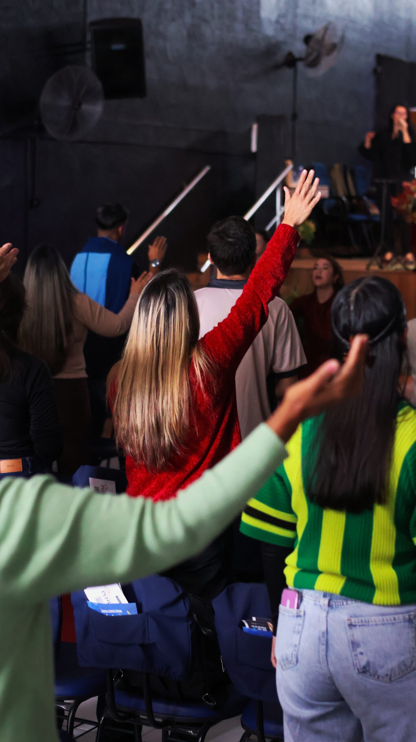 Congregação da Igreja Cristã Peniel em adoração